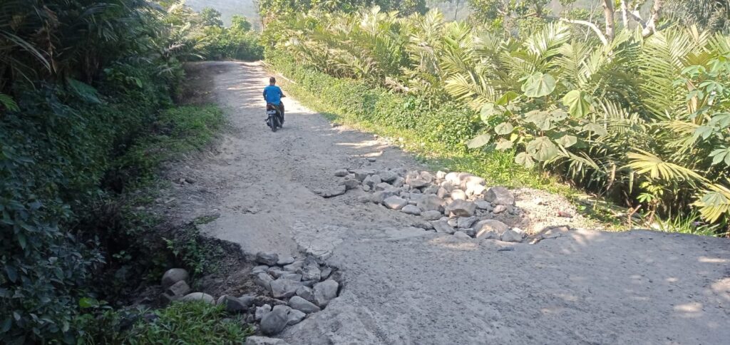 Jalan Rusak Parah, Warga Asinan Banjarnegara Desak Pemerintah Segera Lakukan Perbaikan