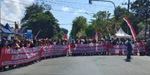 Polresta Banyuwangi Terjunkan Personel Amankan Aksi Unjuk Rasa di Kantor DPRD