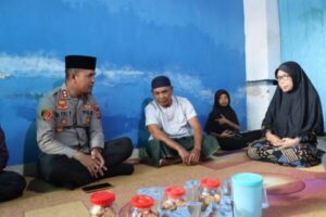 Kapolres Jembrana Takziah ke Rumah Duka Korban Laka Lantas di Desa Tuwed