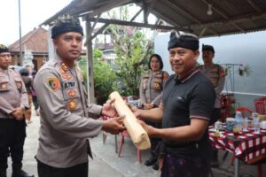 Kapolres Jembrana Hadirkan Dukungan di Rumah Duka Kapolsek Pekutatan Bersama Jajarannya