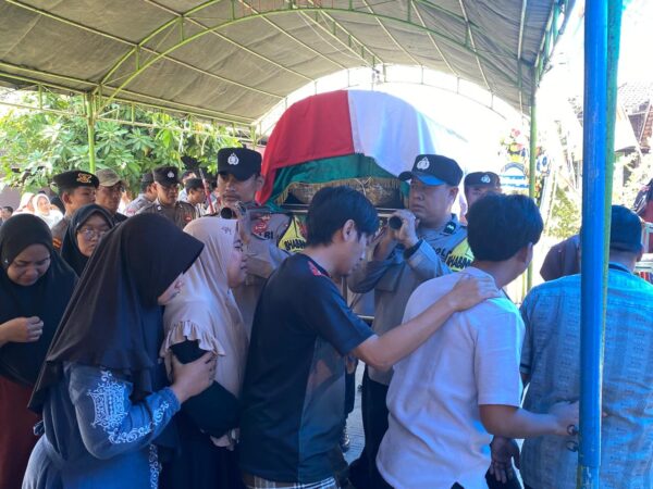 Kapolres Jepara Pimpin Upacara Pemakaman, Bripka Gentur Widiyanto Diberi Penghormatan