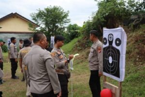 Kapolres Lamandau Ajak Personel Latihan Menembak Bersama untuk Tingkatkan Keterampilan Senpi