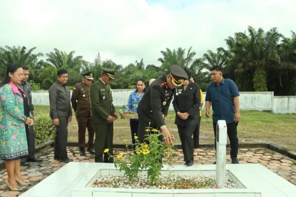 Kapolres Lamandau Ikuti Ziarah Tmp Dalam Rangka Hut Kabupaten