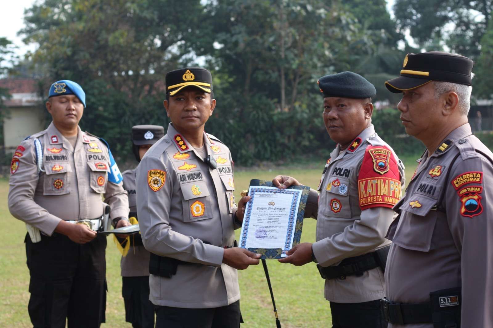 Kapolresta Banyumas Apresiasi Polisi Berprestasi Dengan Penghargaan