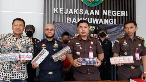 Kasus rokok ilegal di banyuwangi diserahkan ke kejaksaan, tersangka r