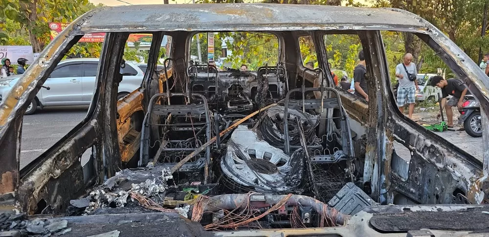 Kebakaran Hebat Di Tembalang: Mobil Hyundai Ludes Di Dekat Indomaret