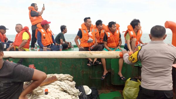 Kebakaran Kapal Feri Di Tanjung Mas Semarang: Asap Hitam Tebal,