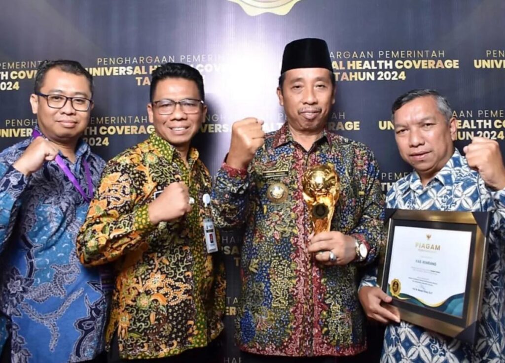 Pemkab Rembang Terima Penghargaan UHC 2024: Langkah Maju Menuju Kesehatan Universal