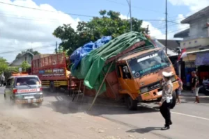 Kecelakaan Beruntun di Lemahbang Kulon Banyuwangi, Toyota Rush Tabrak Honda Scoopy dan Truk Fuso