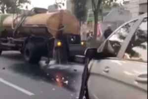 Kecelakaan Lalu Lintas di Depan STIE Dharma Putra Semarang, Mobil Tabrak Truk Tangki Air