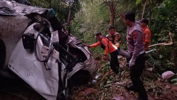 Kecelakaan Maut Di Batang, Fortuner Terjun Ke Jurang