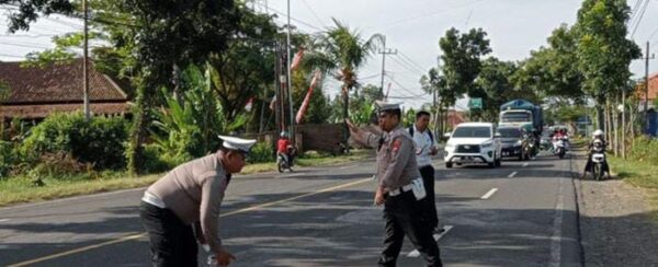 Kecelakaan Maut Di Depan Polsek Kabat: Remaja 16 Tahun Meninggal