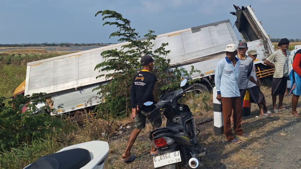 Insiden di Jalingkut Brebes: Truk Pengangkut Kopi Masuk Sawah