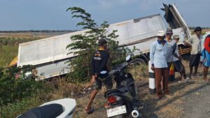 Kecelakaan di Jalingkut Brebes, Truk Pengangkut Kopi Terperosok ke Sawah