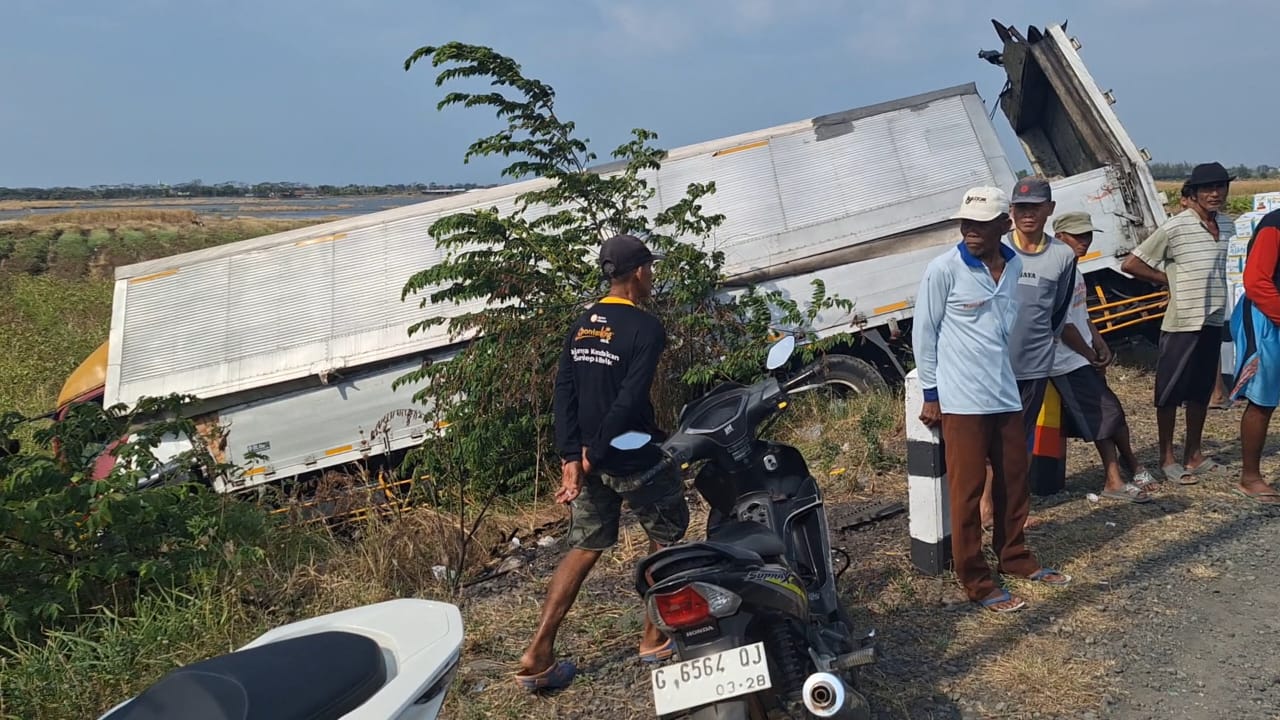 Kecelakaan Di Jalingkut Brebes, Truk Pengangkut Kopi Terperosok Ke Sawah