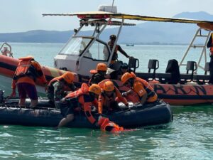 Kegiatan Pengembangan Kapasitas Tim Reaksi Cepat Pelatihan SAR Water Rescue di Pantai Karangjahe Beach Rembang