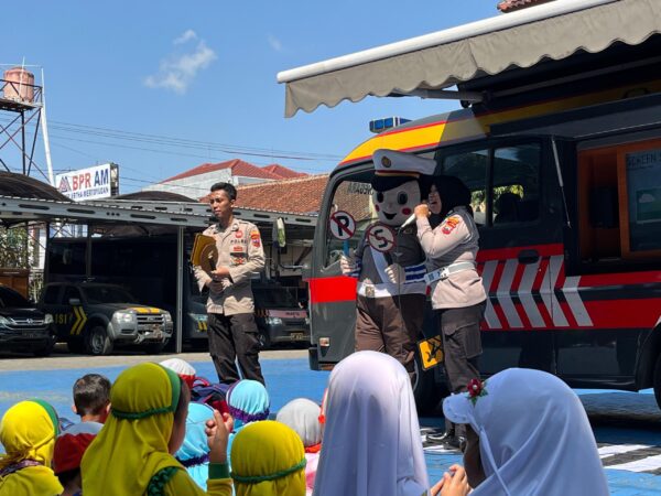 Kegiatan Polisi Sahabat Anak Di Sigaluh: Satlantas Banjarnegara Kenalkan Aturan