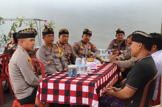 Kehadiran Pihak Polres Jembrana Di Rumah Duka Kapolsek Pekutatan: Simbol