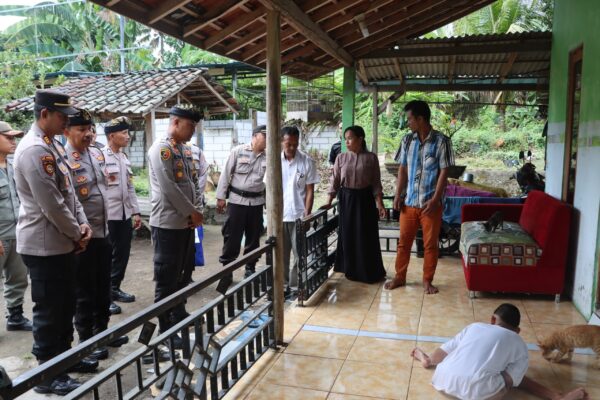 Kepedulian Kapolres Jembrana, Sembako Dibagikan Kepada Warga Kurang Mampu Dan