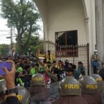 Kericuhan Di Depan Gedung Dprd Semarang, Pagar Besi Roboh Akibat