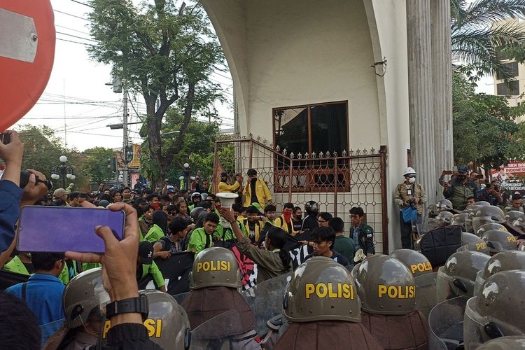 Kericuhan Di Depan Gedung Dprd Semarang, Pagar Besi Roboh Akibat