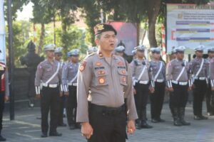 Pengecekan Personil di Polres Jembrana: Apel Khusus untuk Pengamanan Pengundian Nomor Urut Paslon Bupati