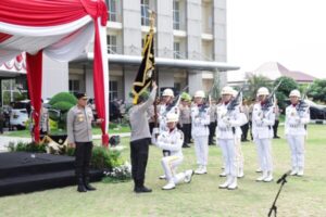 Farewell Parade: Komjen Ahmad Luthfi Serahkan Pataka ke Brigjen Pol Ribut