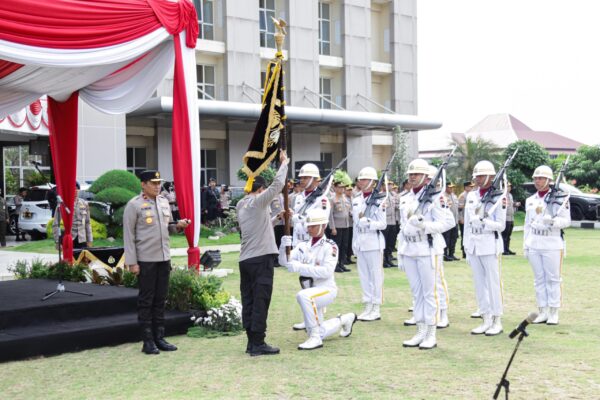 Komjen Ahmad Luthfi Serahkan Pataka Kepada Brigjen Ribut Hari Wibowo