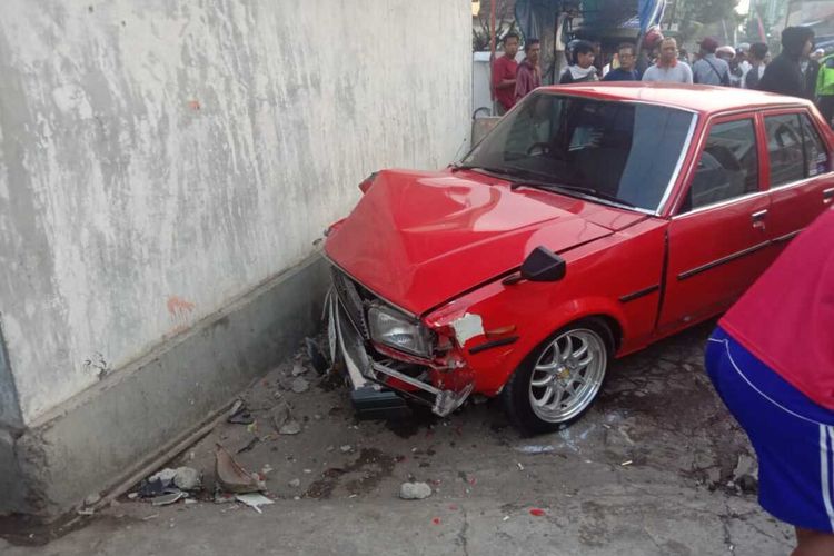 Kronologi Pengemudi Tanpa Sim Tabrak 2 Motor Dan Warung Di