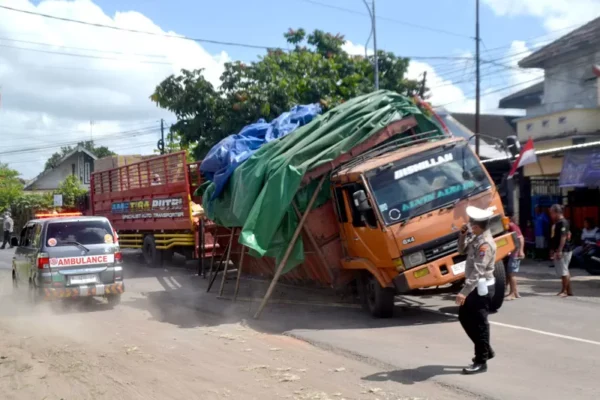 Laka Beruntun Di Lemahbang Kulon Banyuwangi: Toyota Rush Tabrak Honda