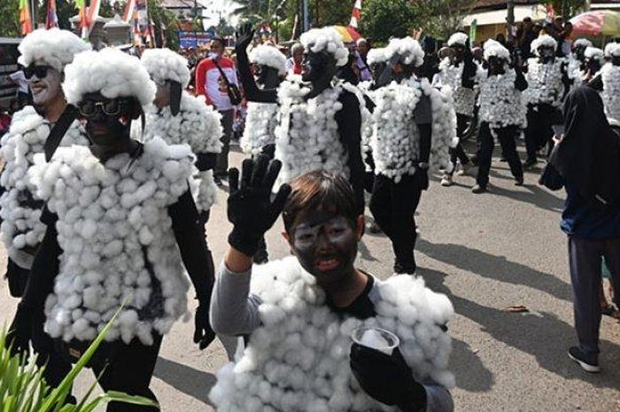 Lima Peserta Karnaval di Pemalang Terbakar Kembang Api, Kostum Domba Jadi Pemicu