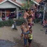 Lomba Panjat Pinang Di Brebes Memakan Korban, Pria Tewas Usai