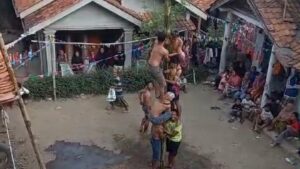 Lomba Panjat Pinang di Brebes Memakan Korban, Pria Tewas Usai Terjatuh