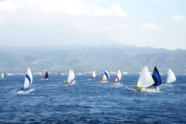 Budaya Pesisir Dihidupkan Kembali Lewat Lomba Perahu Layar oleh Lanal Banyuwangi