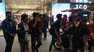 Massa Demo di Semarang Lari ke Mal Paragon Saat Kericuhan Terjadi