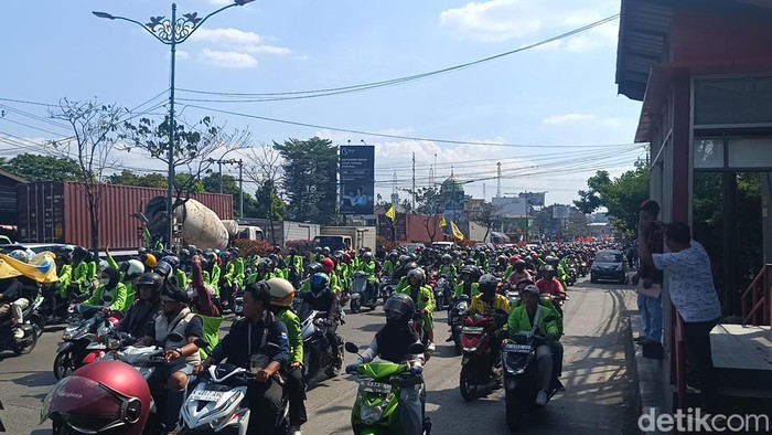 Massa Mahasiswa Konvoi Di Jalan Pantura Semarang Lalu Lintas Macet