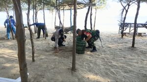 Masyarakat Bersama Bhabinkamtibmas dan Babinsa Gotong Royong Bersihkan Pantai