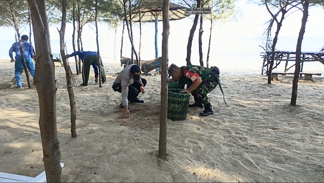 Masyarakat Bersama Bhabinkamtibmas Dan Babinsa Gotong Royong Bersihkan Pantai