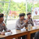 Masyarakat Dan Kapolres Bahas Masalah Di Jumat Curhat