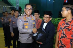 Bagikan Ribuan Paket Sembako, Ops NCS Polri Bawa Pesan Pilkada Damai di Jawa Timur