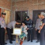 Melalui Program Minggu Kasih, Kapolres Jembrana Serahkan Bantuan Sosial Kepada