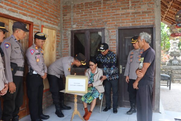 Melalui Program Minggu Kasih, Kapolres Jembrana Serahkan Bantuan Sosial Kepada