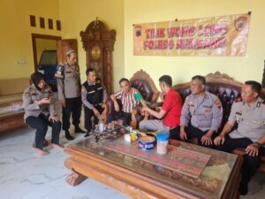 Melalui Program “Tilik Wong Loro”, Kabag SDM Polres Rembang Jenguk Anggota yang Tengah Sakit