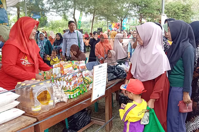 Mendukung Ekonomi Warga, Dintanpan Rembang Gelar Pasar Murah Dua Pekan