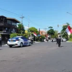 Meriahkan Detik Detik Proklamasi, Polisi Banyuwangi Angkat Bendera Merah Putih Di