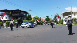 Polisi Banyuwangi Rayakan Detik-Detik Proklamasi dengan Pengibaran Bendera Merah Putih di Simpang Jalan