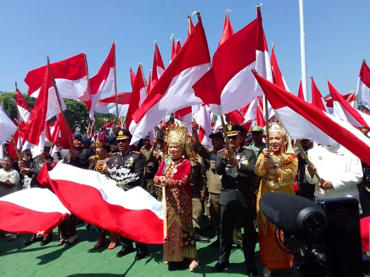 Meriahkan Hut Ke 79 Ri: Flashmob 1.000 Bendera Di Alun Alun Sukoharjo