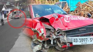 Mobil Antik Toyota Corolla DX Tabrak 2 Pemotor di Sragen, 1 Orang Tewas