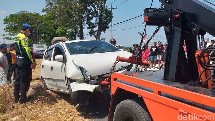 Mobil Ayla Tabrak Tonggak Trembesi di Juwiring Klaten Akibat Ban Pecah