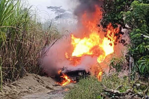 Mobil tangki modifikasi tiba tiba terbakar di banyuwangi, diduga bawa bbm